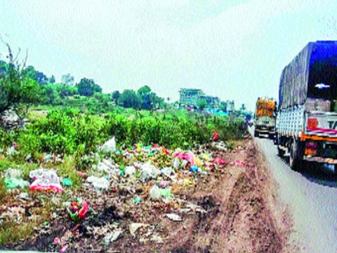 Waste Empire at the bridge | पुलाच्या दुतर्फा कचऱ्याचे साम्राज्य Waste Empire at the bridge | पुलाच्या दुतर्फा कचऱ्याचे साम्राज्य
