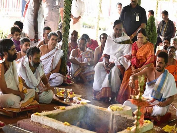 Telangana CM KCR plans massive yagna, to invite all chief ministers | 1048 कुंड अन् 3000 पुजारी करणार चंद्रशेखर राव यांच्यासाठी 'महायज्ञ' Telangana CM KCR plans massive yagna, to invite all chief ministers | 1048 कुंड अन् 3000 पुजारी करणार चंद्रशेखर राव यांच्यासाठी 'महायज्ञ'
