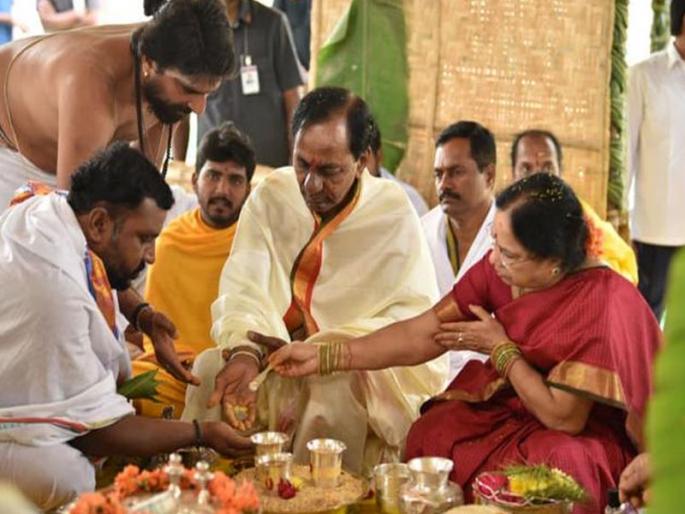 Chief Minister KCR holds 'yagna' ahead of state polls | तेलंगणात विजयासाठी मुख्यमंत्री के. चंद्रशेखर राव यांचा यज्ञ Chief Minister KCR holds 'yagna' ahead of state polls | तेलंगणात विजयासाठी मुख्यमंत्री के. चंद्रशेखर राव यांचा यज्ञ