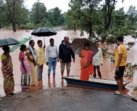 The pregnant mother was brought by boat; but when she realized that the delivery was late, she ran away | गरोदर मातेला नावेने आणले, मात्र प्रसुतीला उशीर असल्याचे कळताच तिने काढला पळ The pregnant mother was brought by boat; but when she realized that the delivery was late, she ran away | गरोदर मातेला नावेने आणले, मात्र प्रसुतीला उशीर असल्याचे कळताच तिने काढला पळ