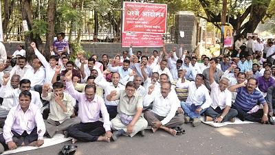 Application for loan application for three lakh - Number of families in one and a half lakhs | कर्जमाफीसाठी तीन लाखावर अर्ज-- कुटुंबांची संख्या दीड लाखावर Application for loan application for three lakh - Number of families in one and a half lakhs | कर्जमाफीसाठी तीन लाखावर अर्ज-- कुटुंबांची संख्या दीड लाखावर