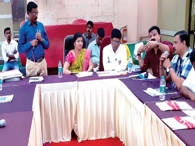 Suspend the offending officers by replacing the fugitives | फेरीवाल्यांच्या जागा बदलल्याने दोषी अधिकाऱ्यांचे निलंबन करा Suspend the offending officers by replacing the fugitives | फेरीवाल्यांच्या जागा बदलल्याने दोषी अधिकाऱ्यांचे निलंबन करा