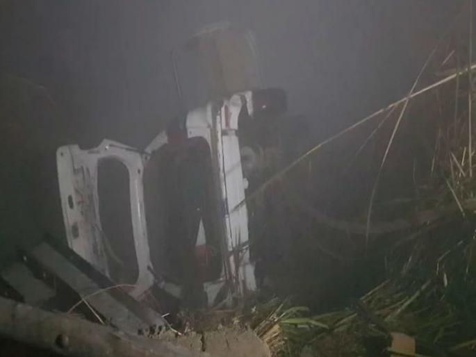 The car fell into the drain due to a dense fog; 6 killed, 5 wounded | दाट धुक्यामुळे कार नाल्यात पडली; 6 ठार, 5 जखमी The car fell into the drain due to a dense fog; 6 killed, 5 wounded | दाट धुक्यामुळे कार नाल्यात पडली; 6 ठार, 5 जखमी