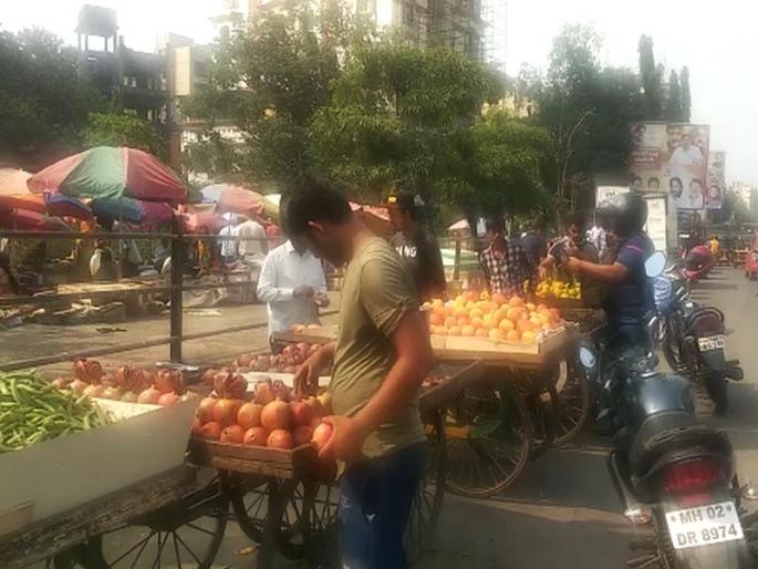 The encroachment of the hawker on the main highway of Mira Bhayander | मीरा भाईंदरच्या मुख्यमार्गावरच फेरीवाल्यांचे अतिक्रमण The encroachment of the hawker on the main highway of Mira Bhayander | मीरा भाईंदरच्या मुख्यमार्गावरच फेरीवाल्यांचे अतिक्रमण