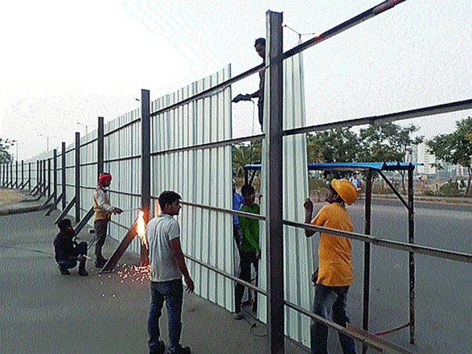 Iron sheets drawn at Khandeshwar station; Shiv Sena offensive | खांदेश्वर स्थानकासमोरील लोखंडी पत्रे काढले; शिवसैनिक आक्रमक Iron sheets drawn at Khandeshwar station; Shiv Sena offensive | खांदेश्वर स्थानकासमोरील लोखंडी पत्रे काढले; शिवसैनिक आक्रमक