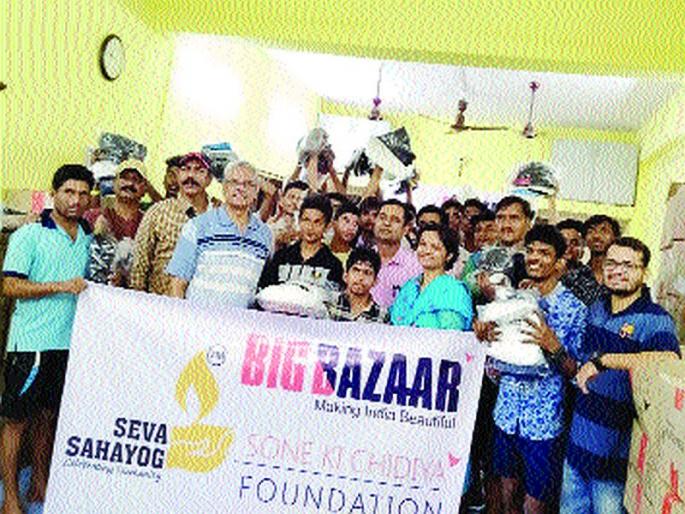 Distribute clothing to children throwing newspapers | वृत्तपत्र टाकणाऱ्या मुलांना कपडे वाटप Distribute clothing to children throwing newspapers | वृत्तपत्र टाकणाऱ्या मुलांना कपडे वाटप