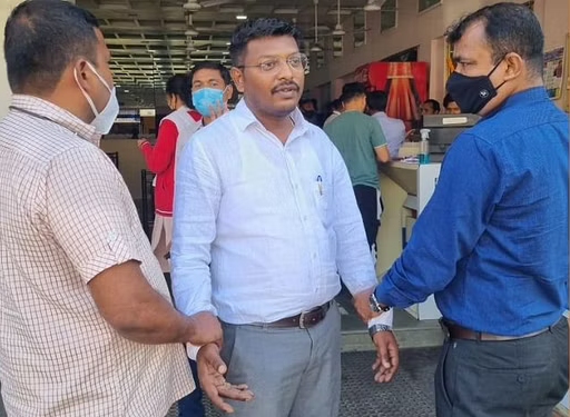 The sarpanch of Chinchani was caught red-handed taking a bribe; Action taken by Palghar Anti-Corruption Bureau | चिंचणीच्या सरपंचाला लाच घेताना रंगेहाथ पकडले; पालघरच्या लाचलुचपत प्रतिबंधक विभागाची कारवाई The sarpanch of Chinchani was caught red-handed taking a bribe; Action taken by Palghar Anti-Corruption Bureau | चिंचणीच्या सरपंचाला लाच घेताना रंगेहाथ पकडले; पालघरच्या लाचलुचपत प्रतिबंधक विभागाची कारवाई