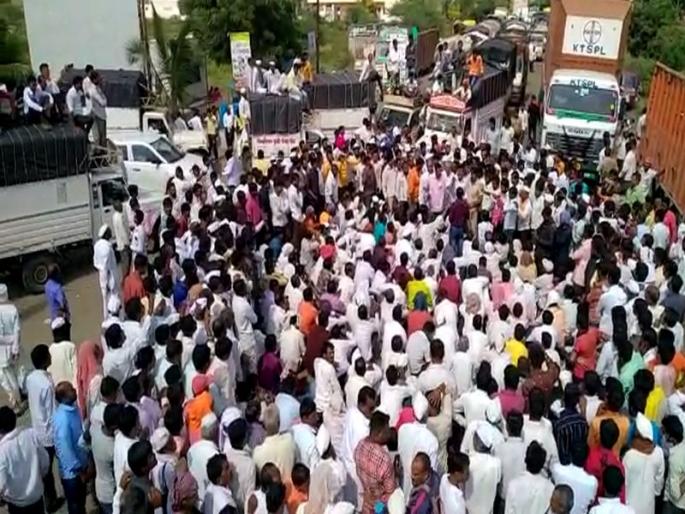Agitated farmers of onion prices in ahmadnagar | कांद्याचा भाव कोसळल्याने संतप्त शेतकऱ्यांचे आंदोलन Agitated farmers of onion prices in ahmadnagar | कांद्याचा भाव कोसळल्याने संतप्त शेतकऱ्यांचे आंदोलन