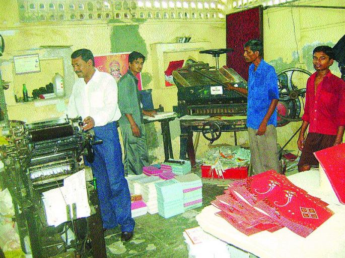 Self-cleaning sanitary area | स्वखर्चाने परिसर स्वच्छ राखणारा स्वच्छतादूत Self-cleaning sanitary area | स्वखर्चाने परिसर स्वच्छ राखणारा स्वच्छतादूत