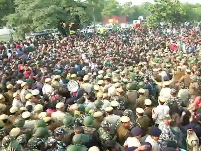Agitation against fee hike; Shock between students and police | फी वाढीविरोधात आंदोलन; विद्यार्थी आणि पोलिसांमध्ये धक्काबुक्की