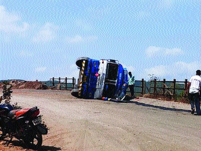 The tanker carrying petrol overturned; Crowds of locals filling up with petrol | पेट्रोल घेऊन जाणारा टँकर उलटला; स्थानिकांची पेट्रोल भरण्यासाठी गर्दी The tanker carrying petrol overturned; Crowds of locals filling up with petrol | पेट्रोल घेऊन जाणारा टँकर उलटला; स्थानिकांची पेट्रोल भरण्यासाठी गर्दी