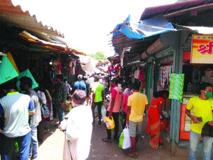 Corolla infestation in Mhasla due to negligence; | हलगर्जीमुळे म्हसळ्यात कोरोनाबाधितांमध्ये वाढ;बाजारपेठेत नियमांना हरताळ फासत नागरिकांची गर्दी  Corolla infestation in Mhasla due to negligence; | हलगर्जीमुळे म्हसळ्यात कोरोनाबाधितांमध्ये वाढ;बाजारपेठेत नियमांना हरताळ फासत नागरिकांची गर्दी