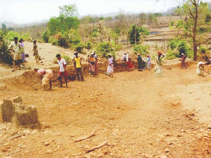 There is no wages for Rojgar hami; The tribulation of the Kewanale tribe | रोहयोची मजुरी नाहीच; केवनाळे आदिवासींची व्यथा There is no wages for Rojgar hami; The tribulation of the Kewanale tribe | रोहयोची मजुरी नाहीच; केवनाळे आदिवासींची व्यथा