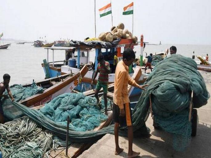 Fisherman annoyed by natural disaster; Warning of the koli mahasangh of the movement | नैसर्गिक आपत्तीमुळे मच्छीमार हैराण; कोळी महासंघाचा आंदोलनाचा इशारा Fisherman annoyed by natural disaster; Warning of the koli mahasangh of the movement | नैसर्गिक आपत्तीमुळे मच्छीमार हैराण; कोळी महासंघाचा आंदोलनाचा इशारा