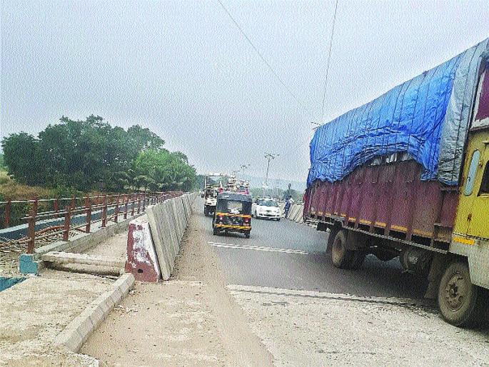 Traffic starts on a new bridge over the Patalganga River | पाताळगंगा नदीवरील नव्या पुलावरून वाहतूक सुरू Traffic starts on a new bridge over the Patalganga River | पाताळगंगा नदीवरील नव्या पुलावरून वाहतूक सुरू