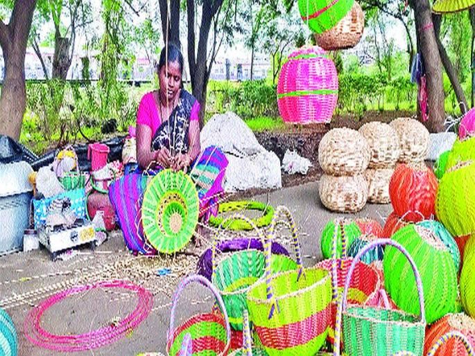Ecofriendly sky from the snowstorm | वेताच्या काड्यापासून इकोफ्रेेंडली आकाशकंदील
