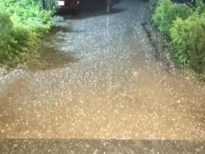 Unseasonal rain lashed Sakur area in Ahmednagar today. | साकुर परिसरात अवकाळी पावसाची हजेरी; बिरेवाडीत गारा, वीजप्रवाह खंडित Unseasonal rain lashed Sakur area in Ahmednagar today. | साकुर परिसरात अवकाळी पावसाची हजेरी; बिरेवाडीत गारा, वीजप्रवाह खंडित