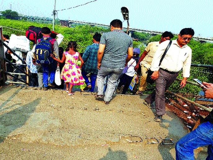 The new bridge over the bay is also degraded | खाडीवरील नवीन पूलही निकृष्ट ?;लोखंडी सळ्या बाहेर आल्याने पादचाऱ्यांना दुखापत The new bridge over the bay is also degraded | खाडीवरील नवीन पूलही निकृष्ट ?;लोखंडी सळ्या बाहेर आल्याने पादचाऱ्यांना दुखापत
