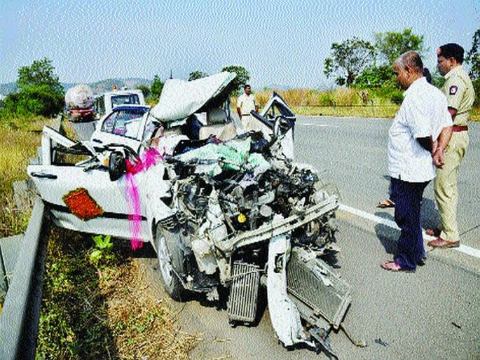 Thousands die every month in road accidents | रस्ते अपघातांत दर महिन्याला एक हजार जणांचा मृत्यू Thousands die every month in road accidents | रस्ते अपघातांत दर महिन्याला एक हजार जणांचा मृत्यू