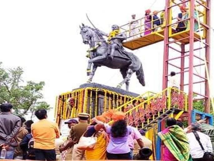 Shiv Pratap Day was celebrated with enthusiasm at Pratapgad. | प्रतापगडावर शिवप्रताप दिन उत्साहात; छत्रपतींच्या अश्वारुढ पुतळ्यावर हेलिकॉप्टरमधून पुष्पवृष्टी Shiv Pratap Day was celebrated with enthusiasm at Pratapgad. | प्रतापगडावर शिवप्रताप दिन उत्साहात; छत्रपतींच्या अश्वारुढ पुतळ्यावर हेलिकॉप्टरमधून पुष्पवृष्टी