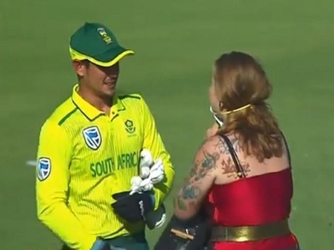 Video: England had won the Twenty20 series with South Africa | Video: सामना सुरु असताना मैदानात घुसली महिला; खेळाडूंचा हातात घेतला हात अन्...
