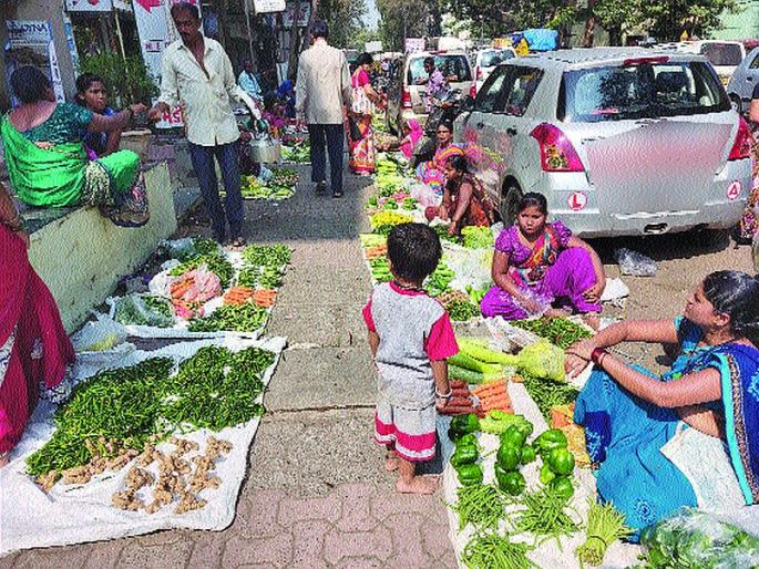 As soon as the cleanup survey is over; Again the encroachment of the reindeer | स्वच्छता सर्वेक्षण संपताच; पुन्हा फेरीवाल्यांचे अतिक्रमण As soon as the cleanup survey is over; Again the encroachment of the reindeer | स्वच्छता सर्वेक्षण संपताच; पुन्हा फेरीवाल्यांचे अतिक्रमण