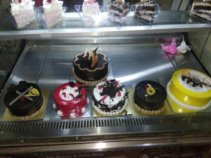 Strong sales of bread, cheese, coffee in ‘Lockdown’; Cake, whipped ice cream | CoronaVirus News: ‘लॉकडाऊन’मध्ये ब्रेड, चीज, कॉफीची जोरदार विक्री; केक, आइस्क्रीमला फटका Strong sales of bread, cheese, coffee in ‘Lockdown’; Cake, whipped ice cream | CoronaVirus News: ‘लॉकडाऊन’मध्ये ब्रेड, चीज, कॉफीची जोरदार विक्री; केक, आइस्क्रीमला फटका