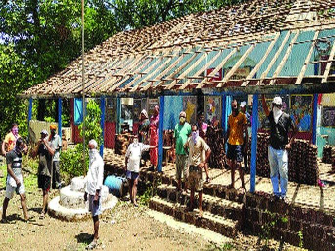 Repair of school through labor in Khardi village; Youth initiative | खर्डी गावात श्रमदानातून शाळेची दुरुस्ती; तरुणांचा पुढाकार Repair of school through labor in Khardi village; Youth initiative | खर्डी गावात श्रमदानातून शाळेची दुरुस्ती; तरुणांचा पुढाकार