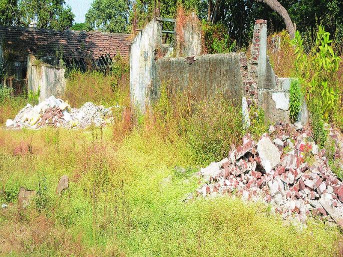 Bawanchal premises has become a base for illegal businesses; The cards, the gambling also left | बावनचाळ परिसर बनलाय अवैध धंद्यांचा अड्डा; पत्ते, जुगाराचेही रंगतात डाव Bawanchal premises has become a base for illegal businesses; The cards, the gambling also left | बावनचाळ परिसर बनलाय अवैध धंद्यांचा अड्डा; पत्ते, जुगाराचेही रंगतात डाव