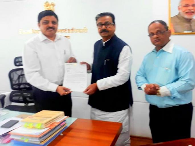 Compensate fishermen for financial loss; Shiv Sena's insistence | मच्छिमार बांधवांना आर्थिक नुकसान भरपाई द्या; शिवसेनेची आग्रही मागणी Compensate fishermen for financial loss; Shiv Sena's insistence | मच्छिमार बांधवांना आर्थिक नुकसान भरपाई द्या; शिवसेनेची आग्रही मागणी