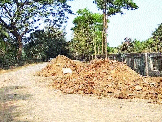 'That' is the way to work on the road; Students have to do the pipette | ‘त्या’ रस्त्याच्या कामात दिरंगाई; विद्यार्थ्यांना करावी लागते पायपीट 'That' is the way to work on the road; Students have to do the pipette | ‘त्या’ रस्त्याच्या कामात दिरंगाई; विद्यार्थ्यांना करावी लागते पायपीट