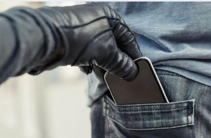 thief demands money through phonepe to return stolen mobile to the owner | मोबाईल परत करतो पण... चोराच्या 'या' नव्या डिमांडमुळे पोलीसही चक्रावले thief demands money through phonepe to return stolen mobile to the owner | मोबाईल परत करतो पण... चोराच्या 'या' नव्या डिमांडमुळे पोलीसही चक्रावले