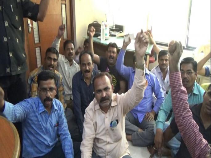 KDMC transport workers Agitation | होळीच्या तोंडावर वेतन थकलं, कडोंमपा परिवहन कामगारांचे ठिय्या आंदोलन KDMC transport workers Agitation | होळीच्या तोंडावर वेतन थकलं, कडोंमपा परिवहन कामगारांचे ठिय्या आंदोलन