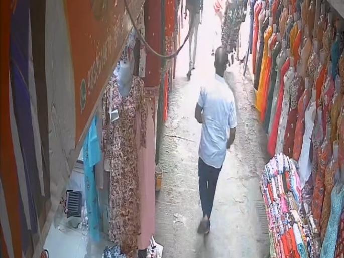 The deputy commissioner of KDMC kicked the hawkers | केडीएमसीच्या उपायुक्तांनी फेरीवाल्यास लाथाडले The deputy commissioner of KDMC kicked the hawkers | केडीएमसीच्या उपायुक्तांनी फेरीवाल्यास लाथाडले