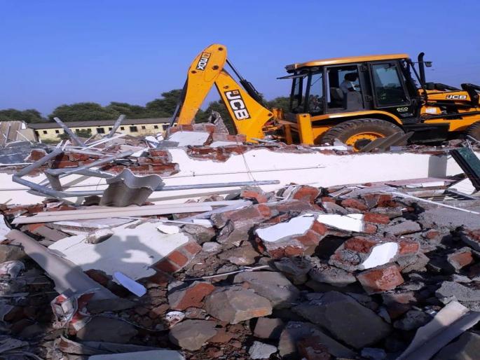 The action of KDMC on unauthorized constructions, the locals protested | अनाधिकृत बांधकामावर केडीएमसीची कारवाई, स्थानिकांनी केला विरोध The action of KDMC on unauthorized constructions, the locals protested | अनाधिकृत बांधकामावर केडीएमसीची कारवाई, स्थानिकांनी केला विरोध