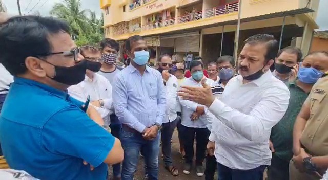 BJP MLAs got angry seeing the poor quality of roads and nallas kalyan dombivali | रस्ता आणि नाल्याचे निकृष्ट दर्जाचे काम पाहून भाजप आमदार संतापले BJP MLAs got angry seeing the poor quality of roads and nallas kalyan dombivali | रस्ता आणि नाल्याचे निकृष्ट दर्जाचे काम पाहून भाजप आमदार संतापले