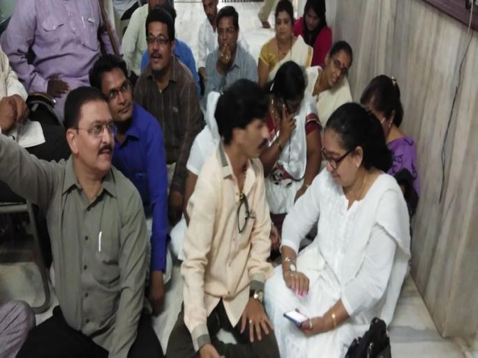 Due to not visiting the Commissioner, the people of Kalyan-Dombivali Municipal Corporation | आयुक्त भेट देत नसल्याने जागरूक नागरिकांचा कल्याण-डोंबिवली महापालिका मुख्यालयात ठिय्या Due to not visiting the Commissioner, the people of Kalyan-Dombivali Municipal Corporation | आयुक्त भेट देत नसल्याने जागरूक नागरिकांचा कल्याण-डोंबिवली महापालिका मुख्यालयात ठिय्या