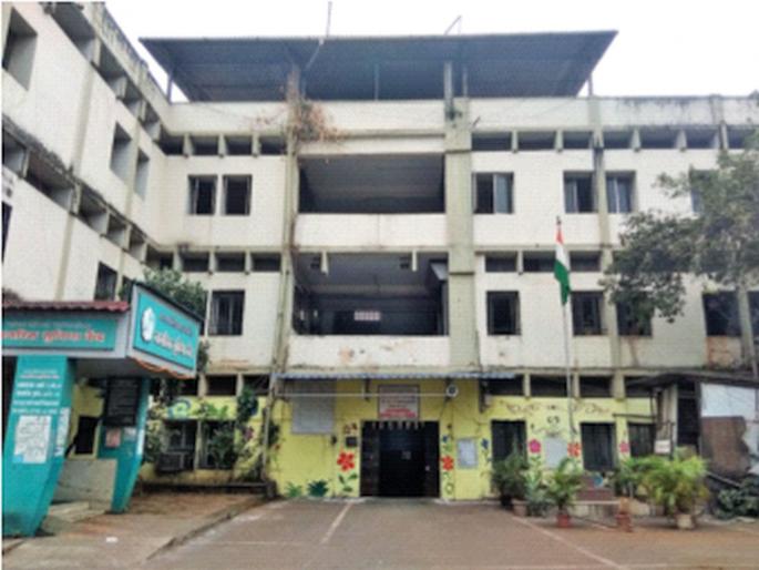 KDMC office in a dangerous building | धोकादायक इमारतीत केडीएमसीचे कार्यालय; पडझड सुरूच KDMC office in a dangerous building | धोकादायक इमारतीत केडीएमसीचे कार्यालय; पडझड सुरूच