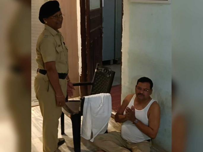ex corporator half naked protest outside kdmc commissioner hall | माजी नगरसेवकाचे केडीएमसी आयुक्तांच्या दालनाबाहेर अर्धनग्न आंदोलन ex corporator half naked protest outside kdmc commissioner hall | माजी नगरसेवकाचे केडीएमसी आयुक्तांच्या दालनाबाहेर अर्धनग्न आंदोलन