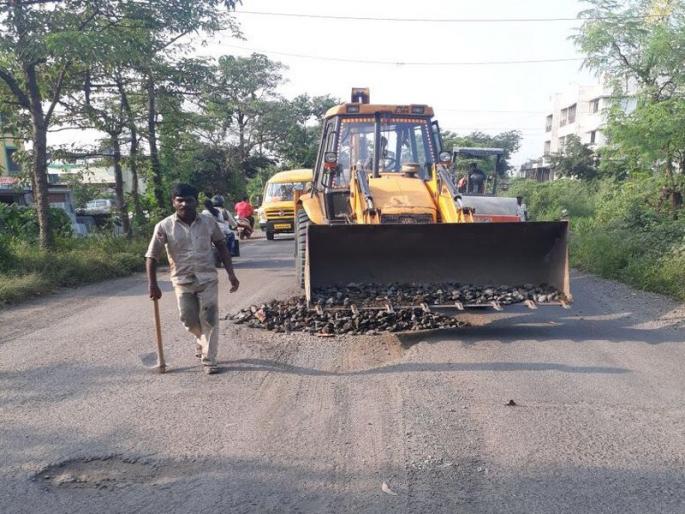 MP Dr. After the release of Shrikant Shinde, the municipal corporation has done the work of Kalyan-Malangad Road | खासदार डॉ. श्रीकांत शिंदे यांच्या दणक्यानंतर पालिकेने केले कल्याण- मलंगगड रस्त्याचे काम सुरू MP Dr. After the release of Shrikant Shinde, the municipal corporation has done the work of Kalyan-Malangad Road | खासदार डॉ. श्रीकांत शिंदे यांच्या दणक्यानंतर पालिकेने केले कल्याण- मलंगगड रस्त्याचे काम सुरू