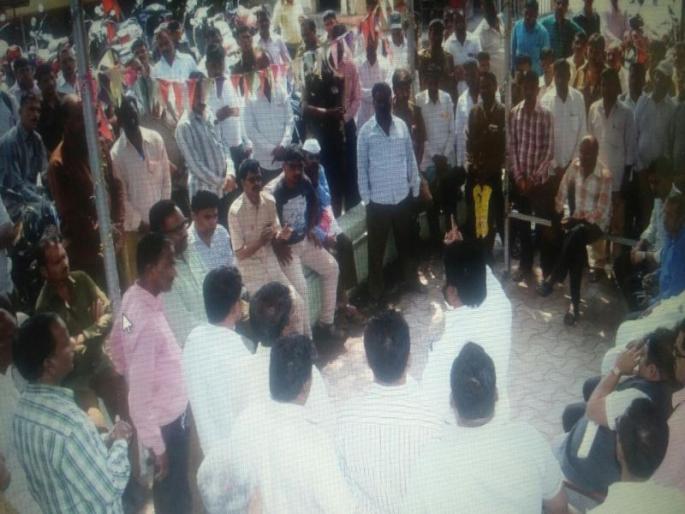 Two-hour work stop movement of KDMT worker due to tired of two month's salary | दोन महिन्याचे वेतन थकल्याने केडीएमटीच्या कामगारांचे दोन तास काम बंद आंदोलन Two-hour work stop movement of KDMT worker due to tired of two month's salary | दोन महिन्याचे वेतन थकल्याने केडीएमटीच्या कामगारांचे दोन तास काम बंद आंदोलन