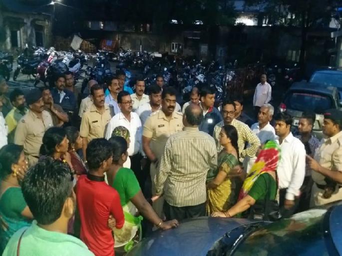 An angry Hawker's march at the kalyan-Dombivli Municipal Corporation | संतप्त फेरीवाल्यांची डोंबिवलीत महापालिकेवर धडक An angry Hawker's march at the kalyan-Dombivli Municipal Corporation | संतप्त फेरीवाल्यांची डोंबिवलीत महापालिकेवर धडक