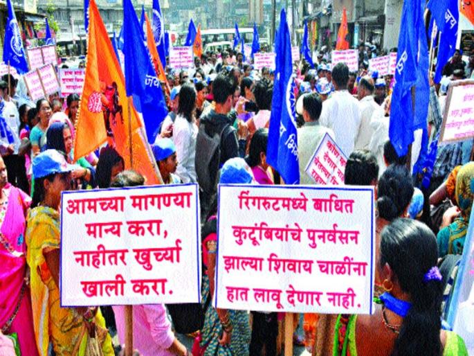 KDMC news | आयुक्तांच्या दालनाबाहेर ठिय्या : केडीएमसीवर दिली दमदार धडक KDMC news | आयुक्तांच्या दालनाबाहेर ठिय्या : केडीएमसीवर दिली दमदार धडक