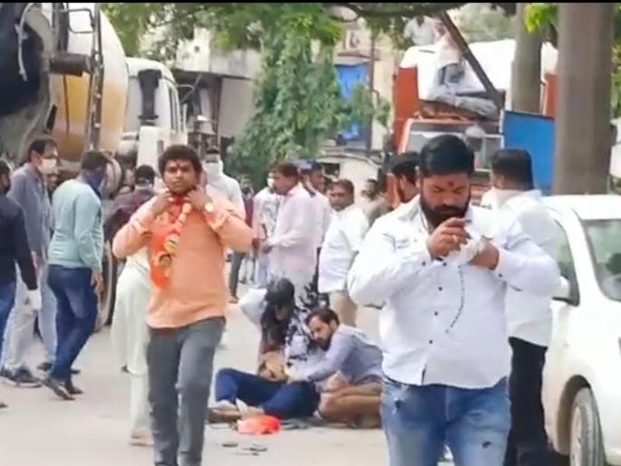 bjp corporator attacked in Ulhasnagar shiv sainiks gave a beating | उल्हासनगरात भाजप नगरसेवकावर हल्ला; भररस्त्यात शिवसैनिकांनी दिला चोप, फासलं काळं! bjp corporator attacked in Ulhasnagar shiv sainiks gave a beating | उल्हासनगरात भाजप नगरसेवकावर हल्ला; भररस्त्यात शिवसैनिकांनी दिला चोप, फासलं काळं!