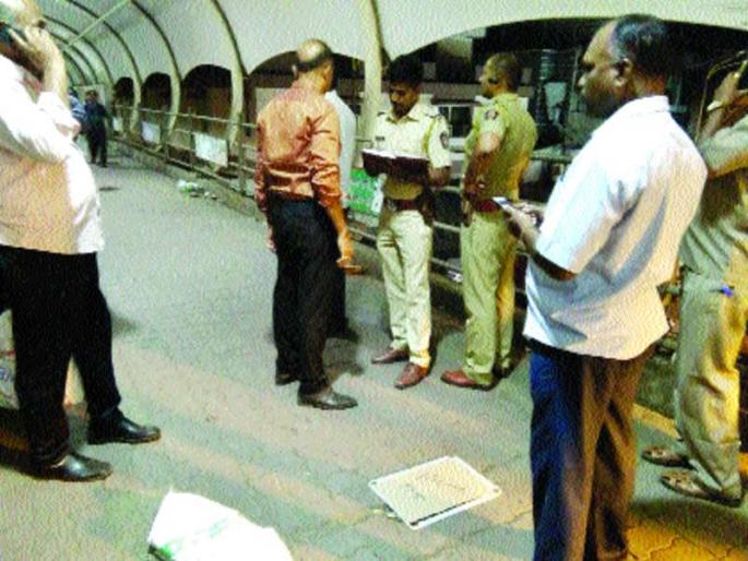 A deadly attack on the engineer, the incident at Dombivli Skywalk | अभियंत्यावर प्राणघातक हल्ला, डोंबिवली स्कायवॉकवरची घटना A deadly attack on the engineer, the incident at Dombivli Skywalk | अभियंत्यावर प्राणघातक हल्ला, डोंबिवली स्कायवॉकवरची घटना