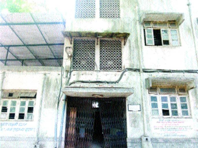 There is no plastic bank in the platoon space | सूतिकागृहाच्या जागेत प्लास्टिक बँक नको