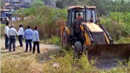 Work on the access road has finally begun | पोहोच रस्त्याच्या कामाला अखेर झाली सुरुवात Work on the access road has finally begun | पोहोच रस्त्याच्या कामाला अखेर झाली सुरुवात