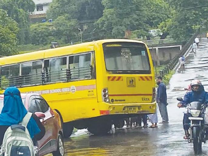 School bus accident near Jagbudi river bridge, fortunately students escaped safely | Ratnagiri: जगबुडी नदीच्या पुलानजीक स्कूल बसचा अपघात, सुदैवाने विद्यार्थी सुखरूप बचावली School bus accident near Jagbudi river bridge, fortunately students escaped safely | Ratnagiri: जगबुडी नदीच्या पुलानजीक स्कूल बसचा अपघात, सुदैवाने विद्यार्थी सुखरूप बचावली