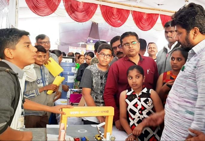 Kedar makes 'moveable speed breakers' to save fuel and environment | इंधन अन् पर्यावरण बचतीसाठी केदार ने बनविले ‘मूव्हेबल स्पीड ब्रेकर्स’
