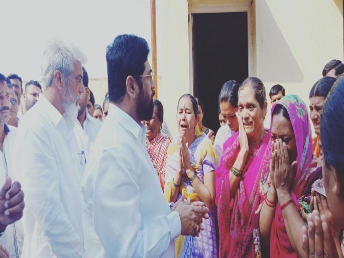 The consolation of Kotkar-Thube family from Minister Eknath Shinde, Dadasob Bhushe | मंत्री एकनाथ शिंदे, दादासोब भुसे यांच्याकडून कोतकर - ठुबे कुटुंबियांचे सांत्वन The consolation of Kotkar-Thube family from Minister Eknath Shinde, Dadasob Bhushe | मंत्री एकनाथ शिंदे, दादासोब भुसे यांच्याकडून कोतकर - ठुबे कुटुंबियांचे सांत्वन